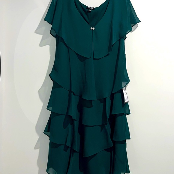 SLNY Dresses & Skirts - SLNY green dress. Size 16. NWT.